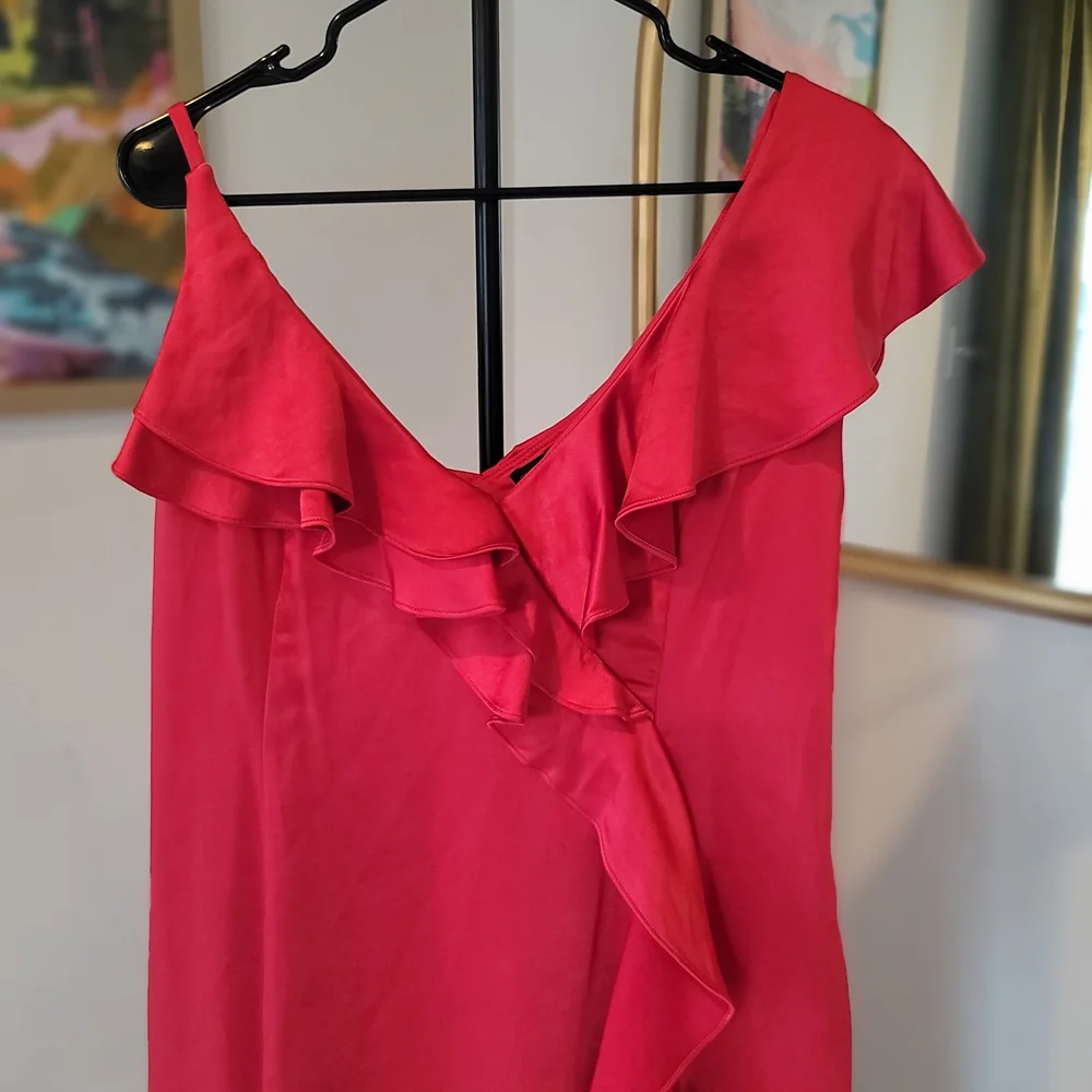 NWT DONNA KARAN Satin Sleeveless Asymmetric Ruffle Red V Neck Size 14 - Picture 4 of 11